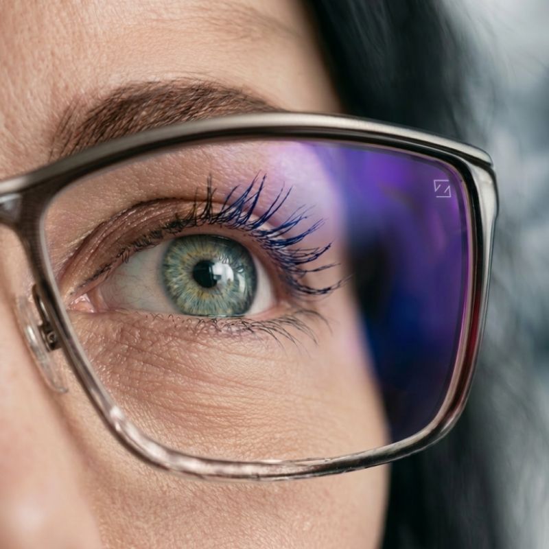 Grabado láser de autenticidad ZEISS, con la «Z» de seguridad visible al contraluz