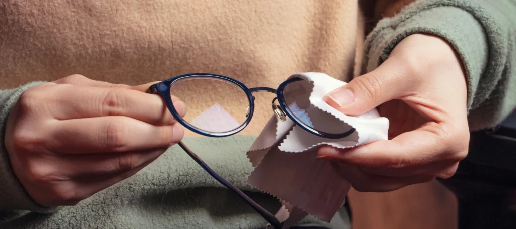 Cómo Cuidar tus Lentes: Consejos para Mantener tus Gafas en Perfecto Estado 2 1