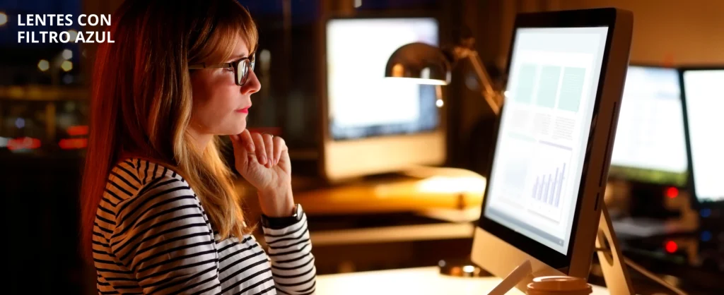 ¿Qué es el Filtro Azul en Lentes y Cuáles Son Sus Ventajas? 4 Mujer con gafas frente a pantalla