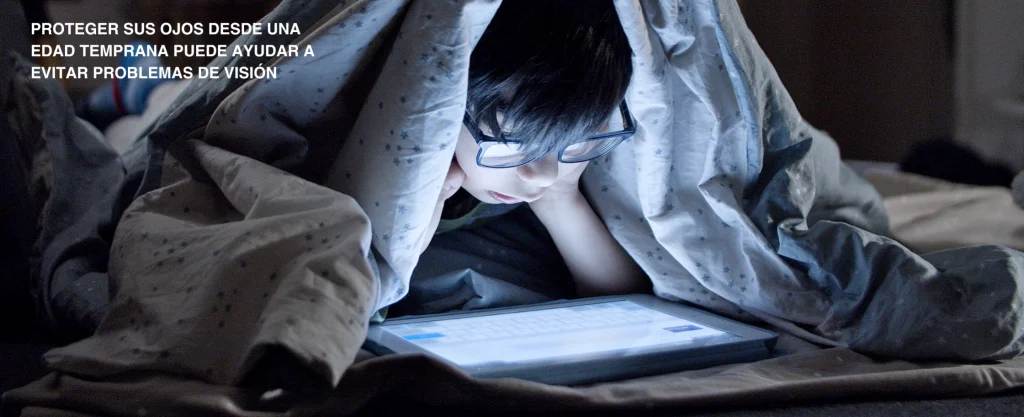 ¿Qué es el Filtro Azul en Lentes y Cuáles Son Sus Ventajas? 5 nino frente a tablet