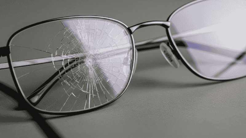 ¿Es hora de cambiar los cristales de tus gafas? Señales y beneficios a considerar 5 Cristal de gafa agrietado con patrón de araña