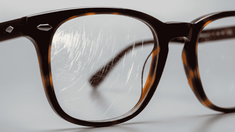 ¿Es hora de cambiar los cristales de tus gafas? Señales y beneficios a considerar 2 Cristal de gafa rayado vs cristal nuevo y claro