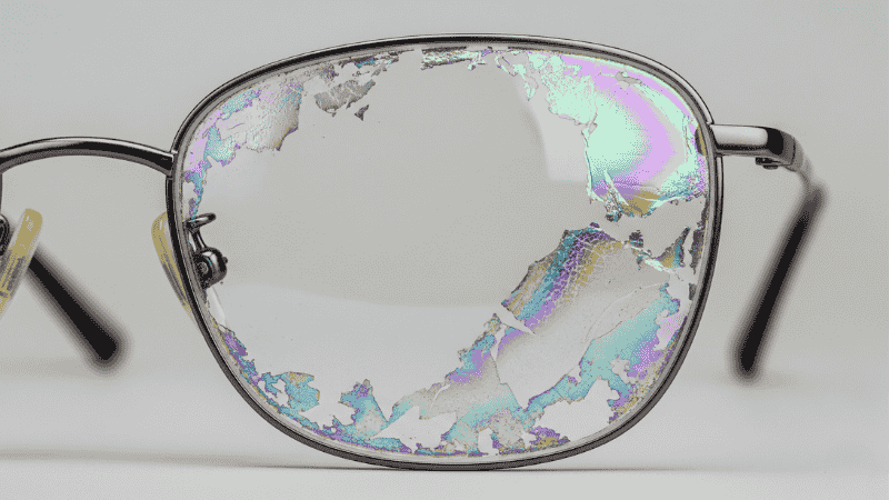 ¿Es hora de cambiar los cristales de tus gafas? Señales y beneficios a considerar 3 Cristal de gafa con tratamiento antirreflejante deteriorado