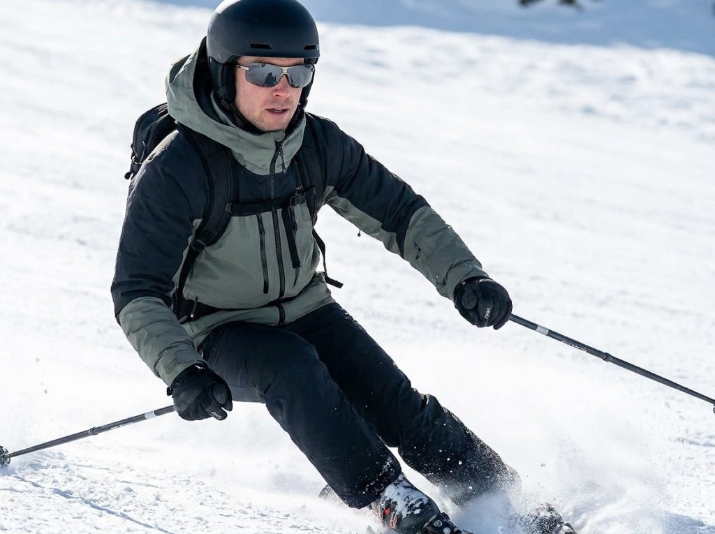 Cristales graduados para gafas de deporte: ciclismo, running, pádel y esquí 4 Esquiador con gafas graduadas de nieve en la montaña.