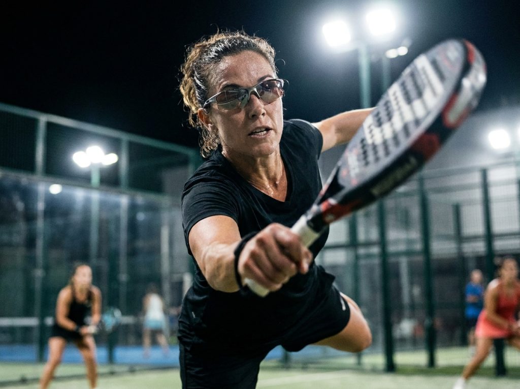 Cristales graduados para gafas de deporte: ciclismo, running, pádel y esquí 3 Jugador de pádel con gafas deportivas graduadas en la pista.